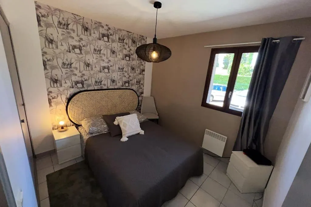 Apartmán Cocoon'Isle - Jardinet- Jacuzzi LʼIsle-sur-la-Sorgue 0*,  Francie